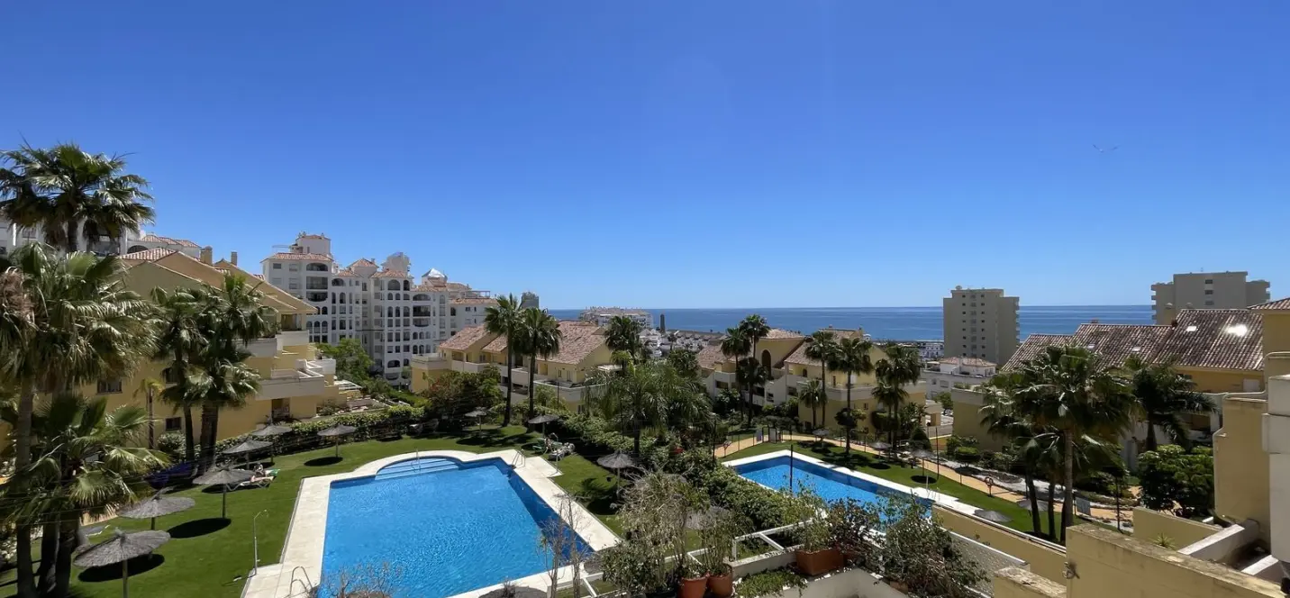 Sale of middle floor apartment in Estepona 0