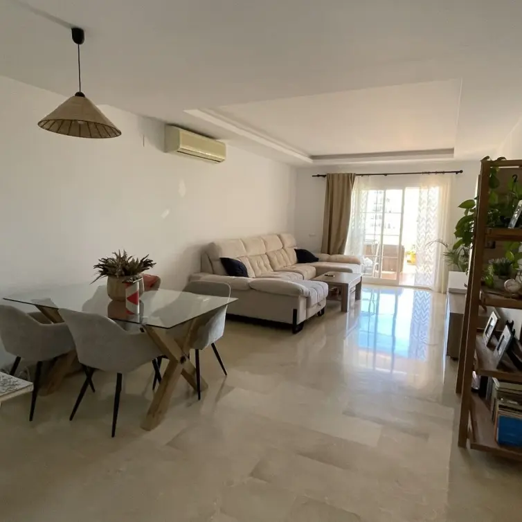 Sale of middle floor apartment in Estepona