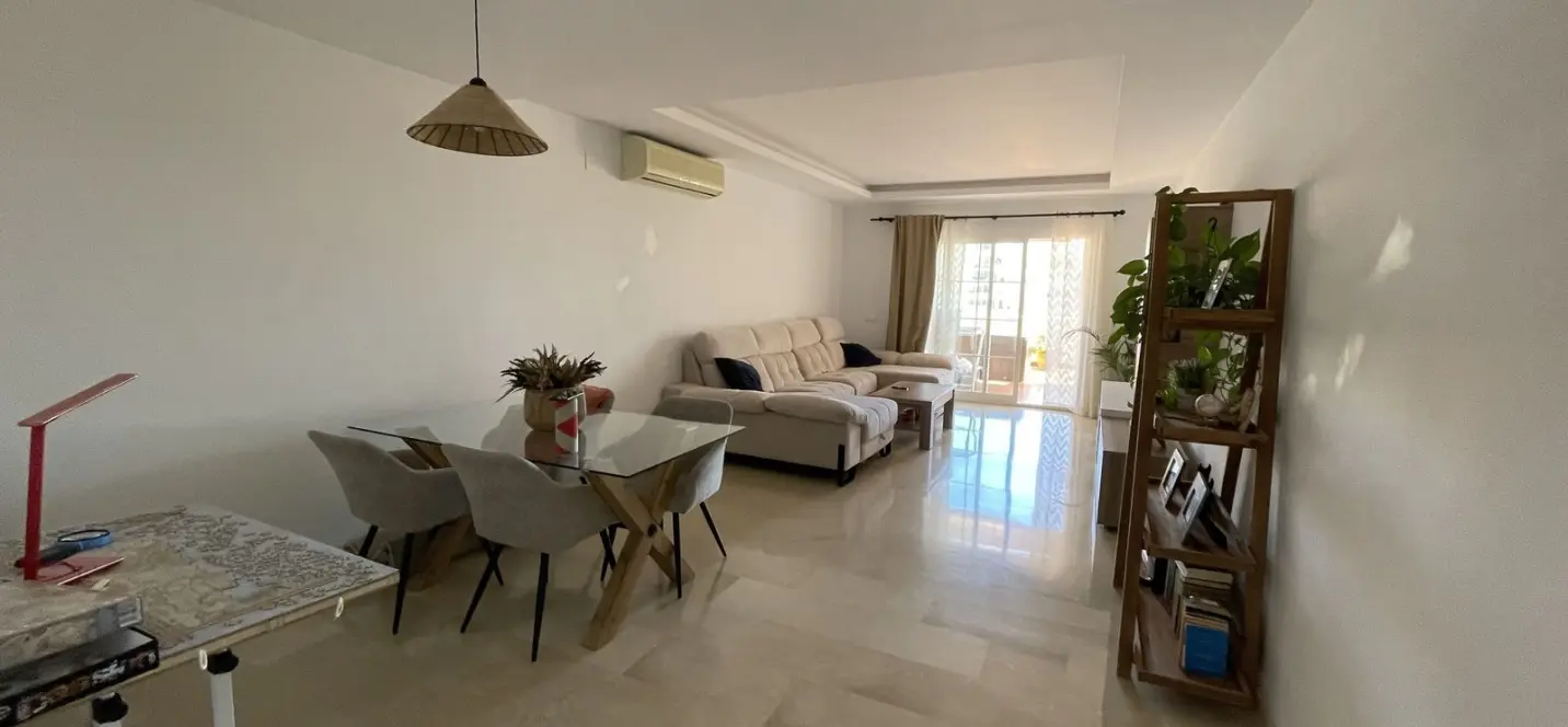 Sale of middle floor apartment in Estepona 1