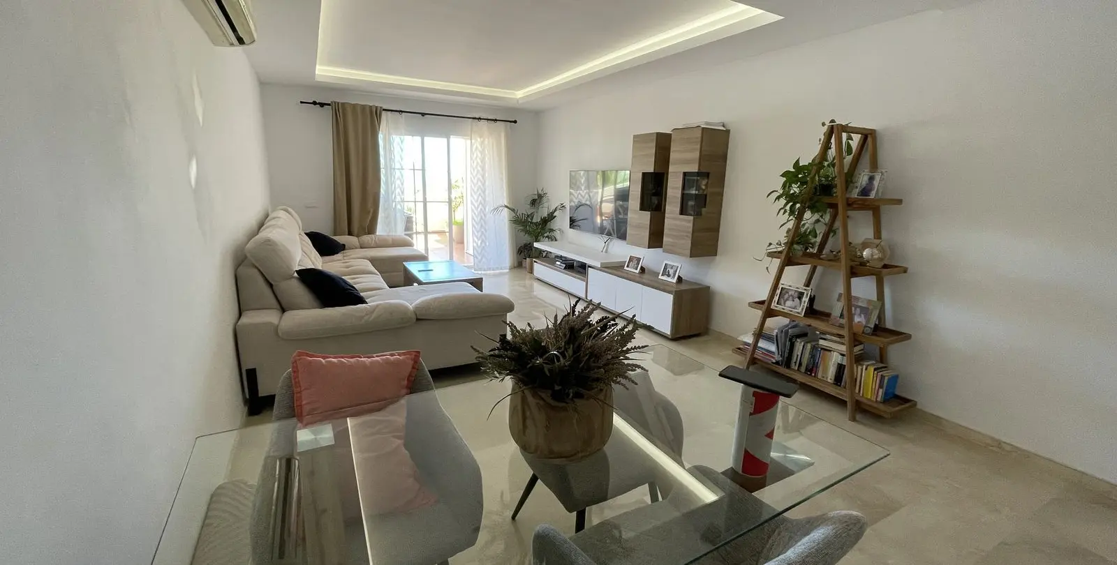 Sale of middle floor apartment in Estepona 3