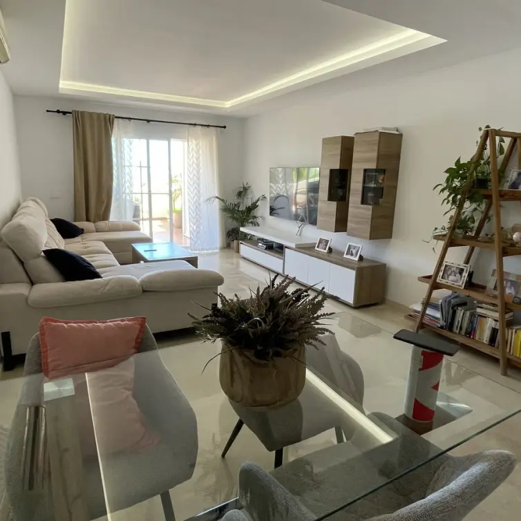 Sale of middle floor apartment in Estepona