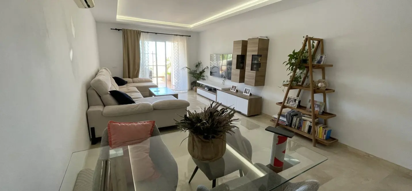 Sale of middle floor apartment in Estepona 2