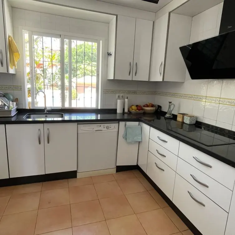 Sale of middle floor apartment in Estepona