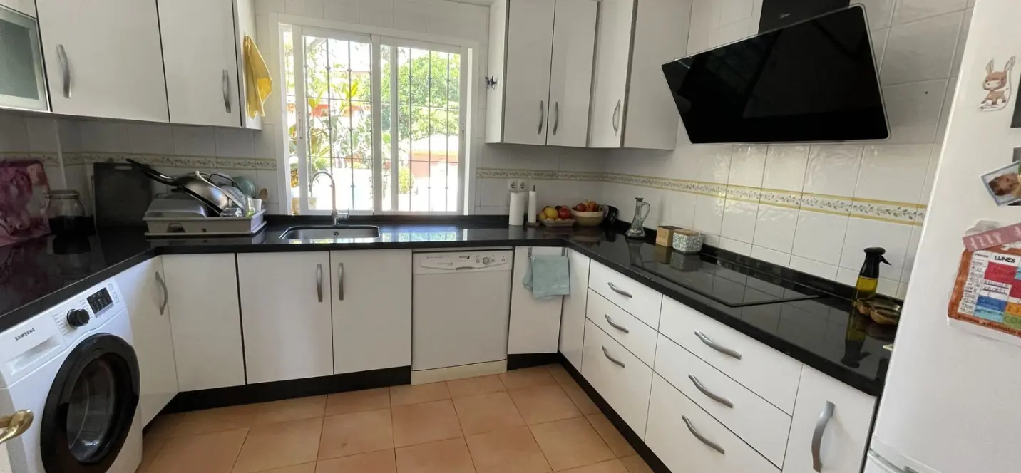Sale of middle floor apartment in Estepona 3