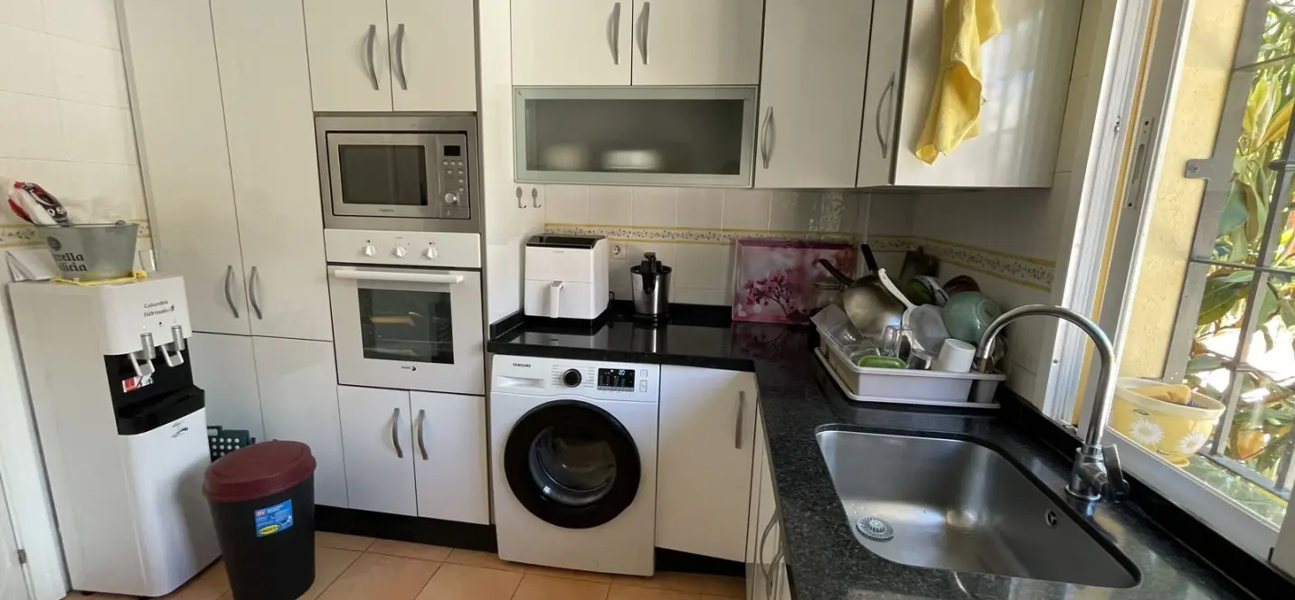 Sale of middle floor apartment in Estepona 4