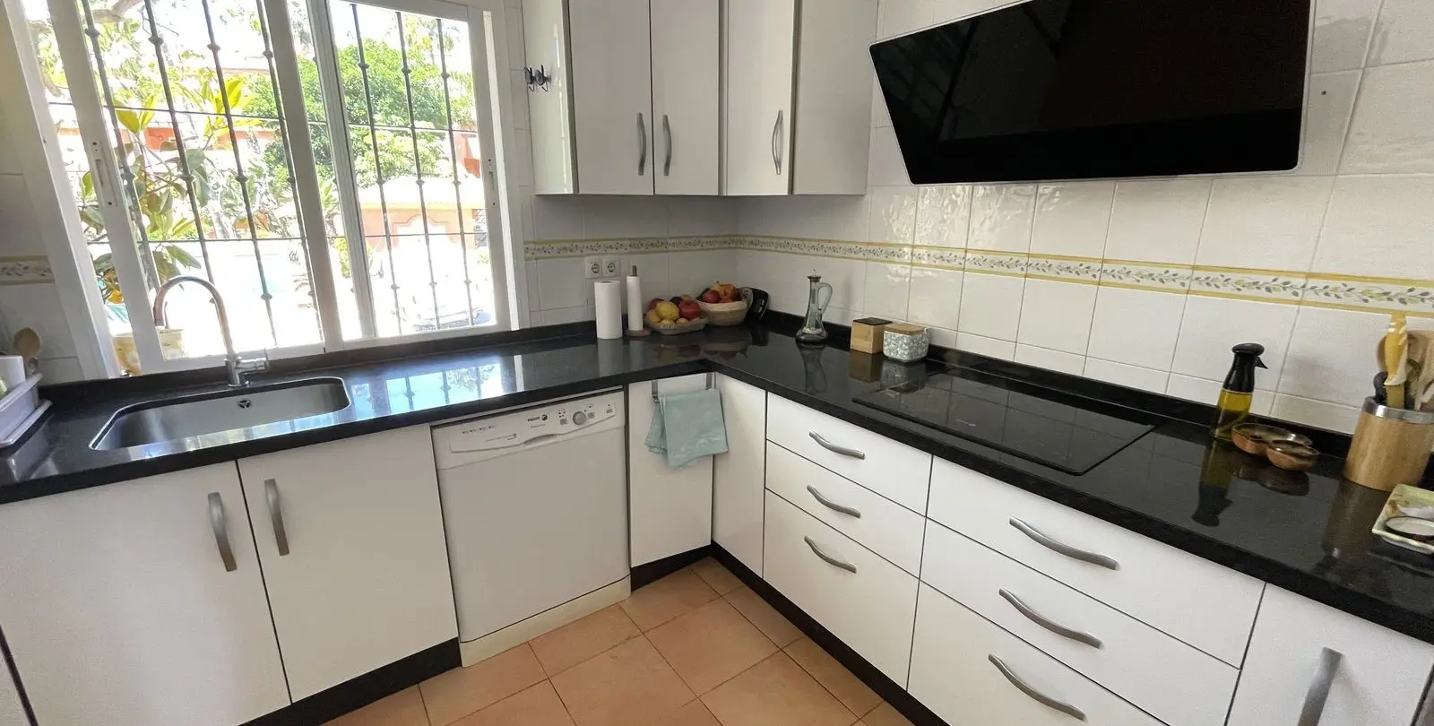 Sale of middle floor apartment in Estepona 6