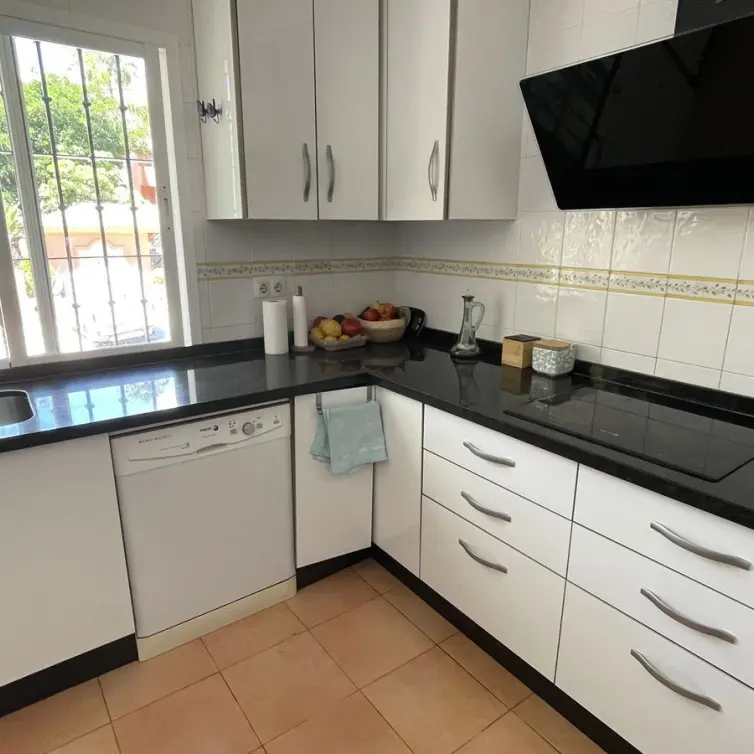 Sale of middle floor apartment in Estepona