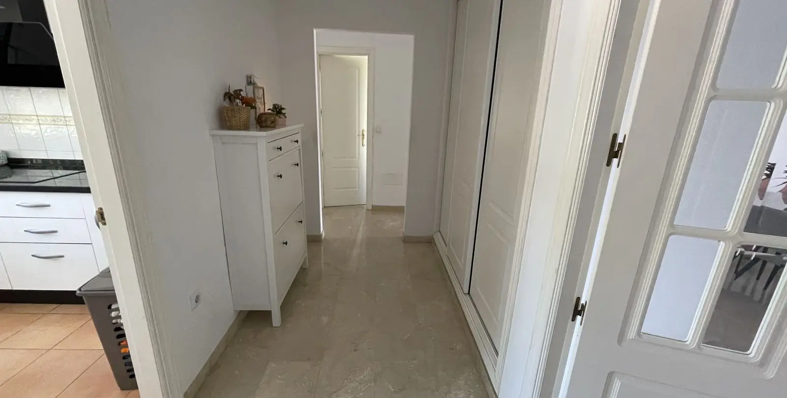 Sale of middle floor apartment in Estepona 7