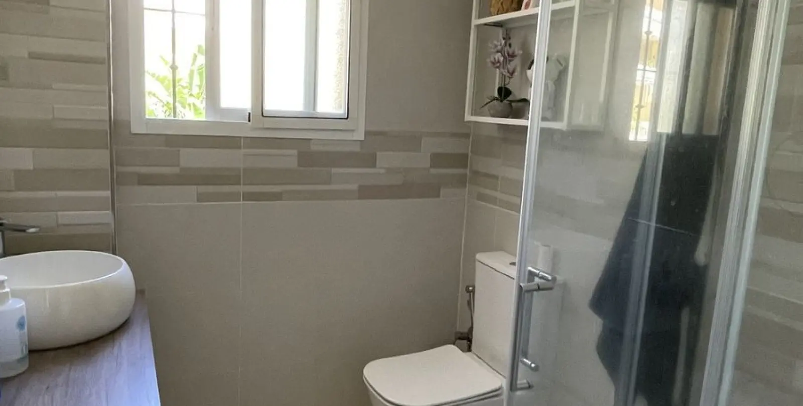 Sale of middle floor apartment in Estepona 10