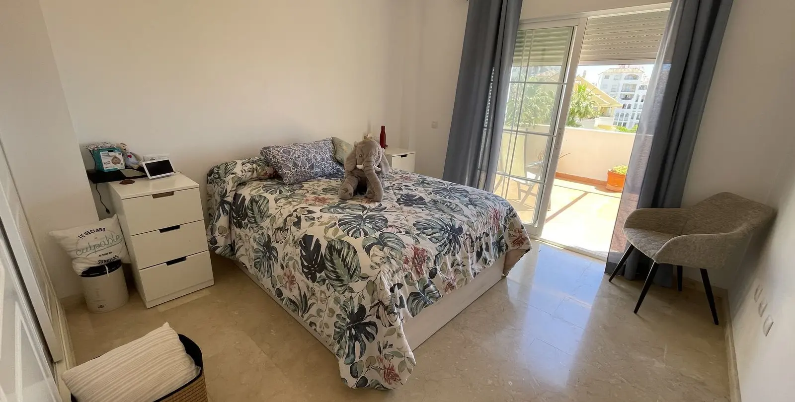 Sale of middle floor apartment in Estepona 14