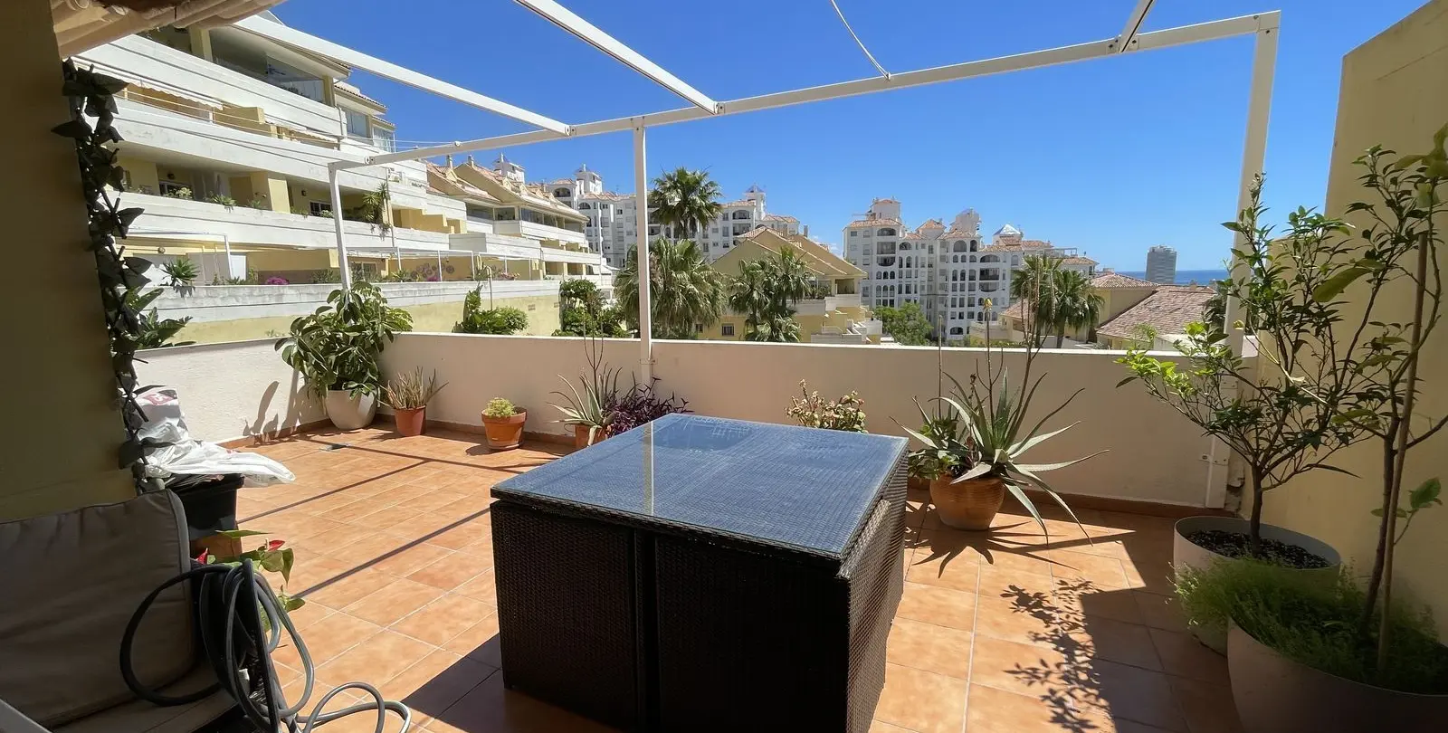 Sale of middle floor apartment in Estepona 17