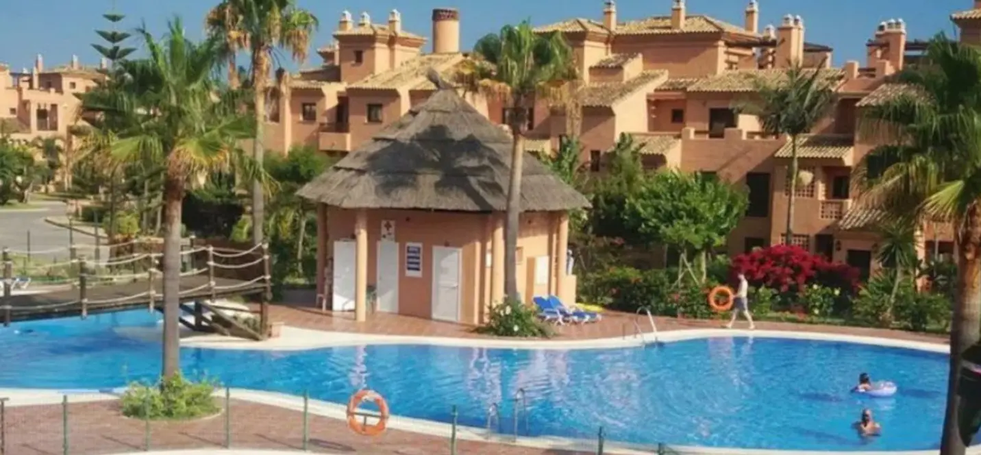 Продажа апартаментов на первом этаже в Estepona 0