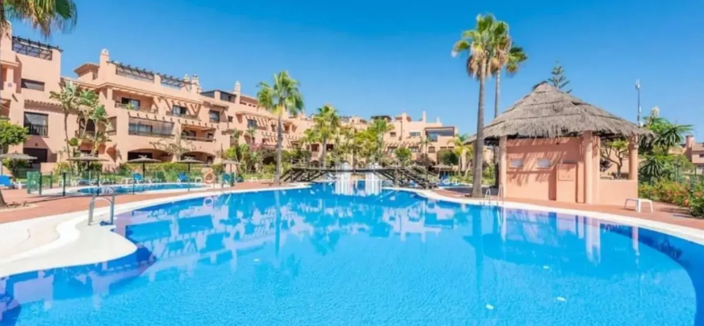 Продажа апартаментов на первом этаже в Estepona 1