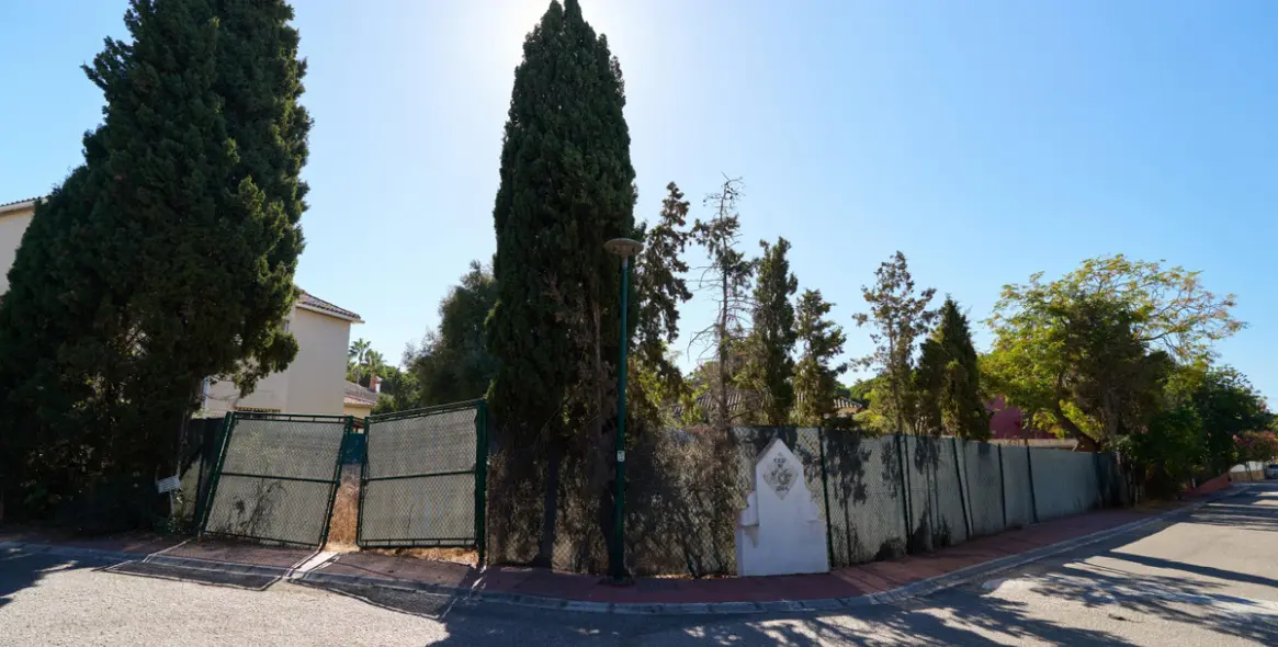 Venta de parcela residencial en Cabopino-Artola 16