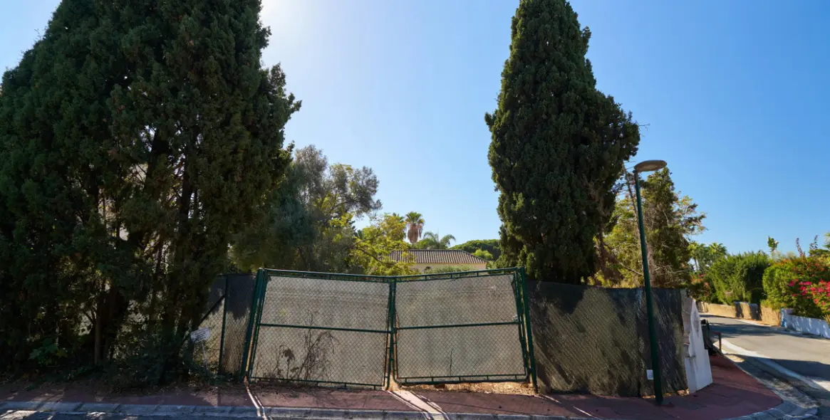 Venta de parcela residencial en Cabopino-Artola 17