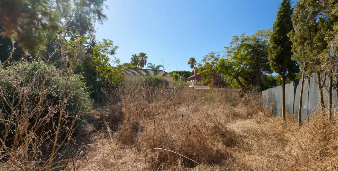 Venta de parcela residencial en Cabopino-Artola 18