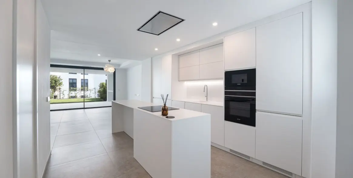 Venta de apartamento en planta baja en Estepona 2