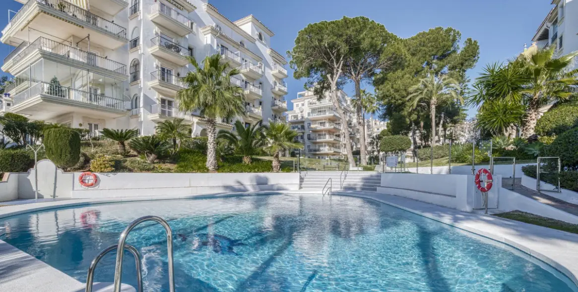 Venta de apartamento en planta baja en Puerto Banús 2