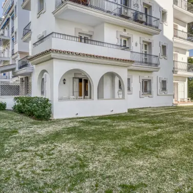 Venta de apartamento en planta baja en Puerto Banús