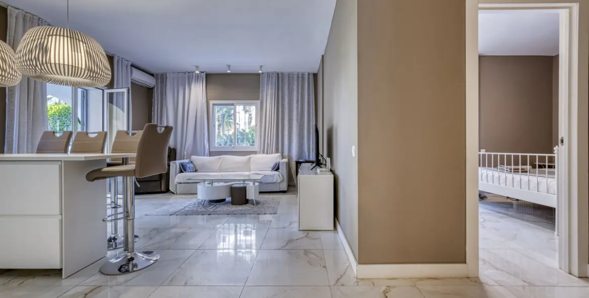 Venta de apartamento en planta baja en Puerto Banús 12