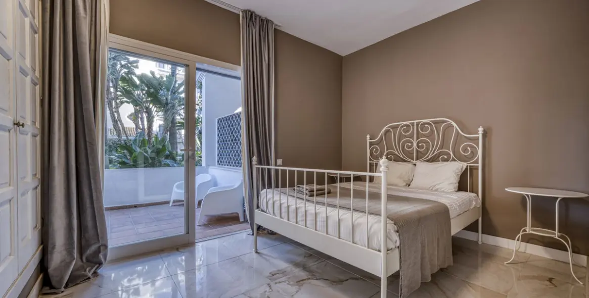 Venta de apartamento en planta baja en Puerto Banús 15