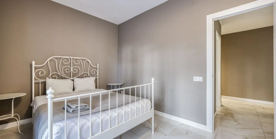 Venta de apartamento en planta baja en Puerto Banús 16
