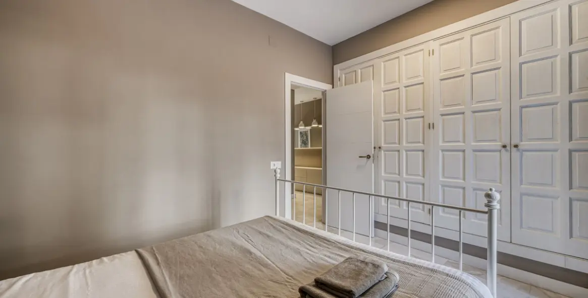 Venta de apartamento en planta baja en Puerto Banús 17
