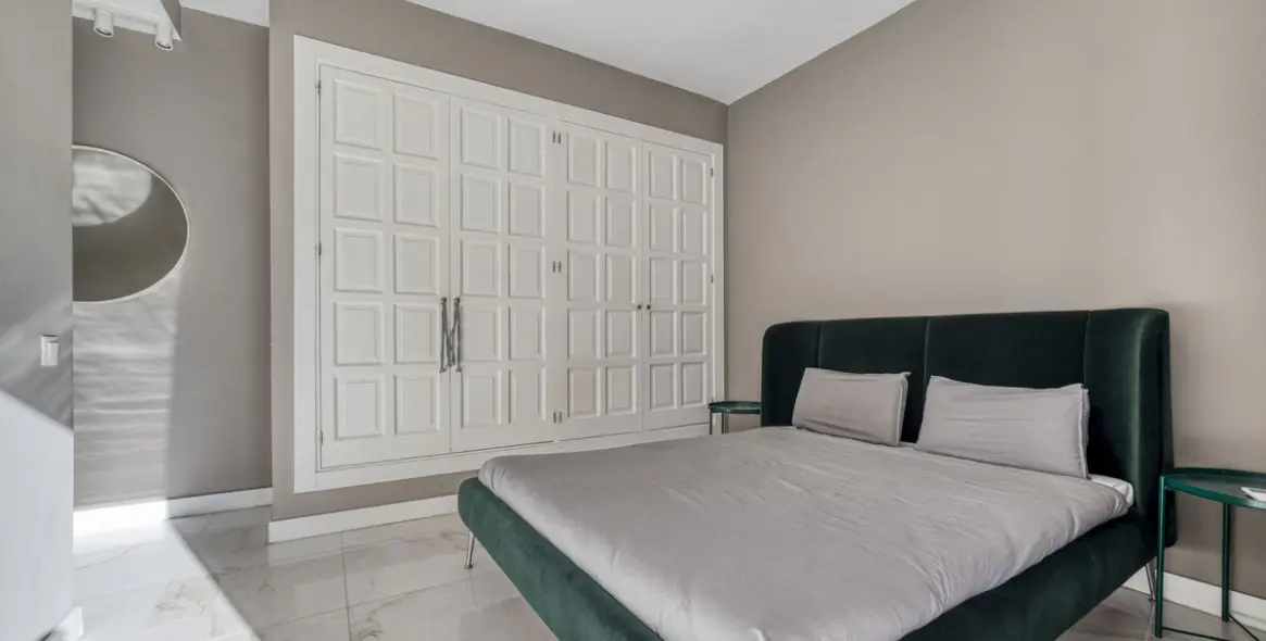 Venta de apartamento en planta baja en Puerto Banús 19