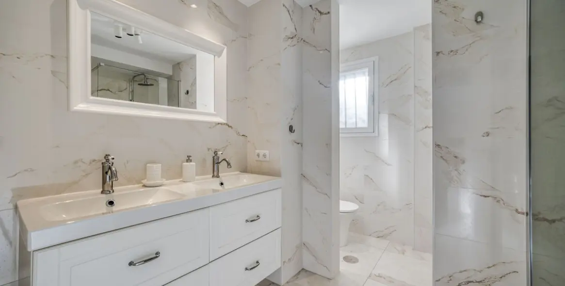 Venta de apartamento en planta baja en Puerto Banús 22