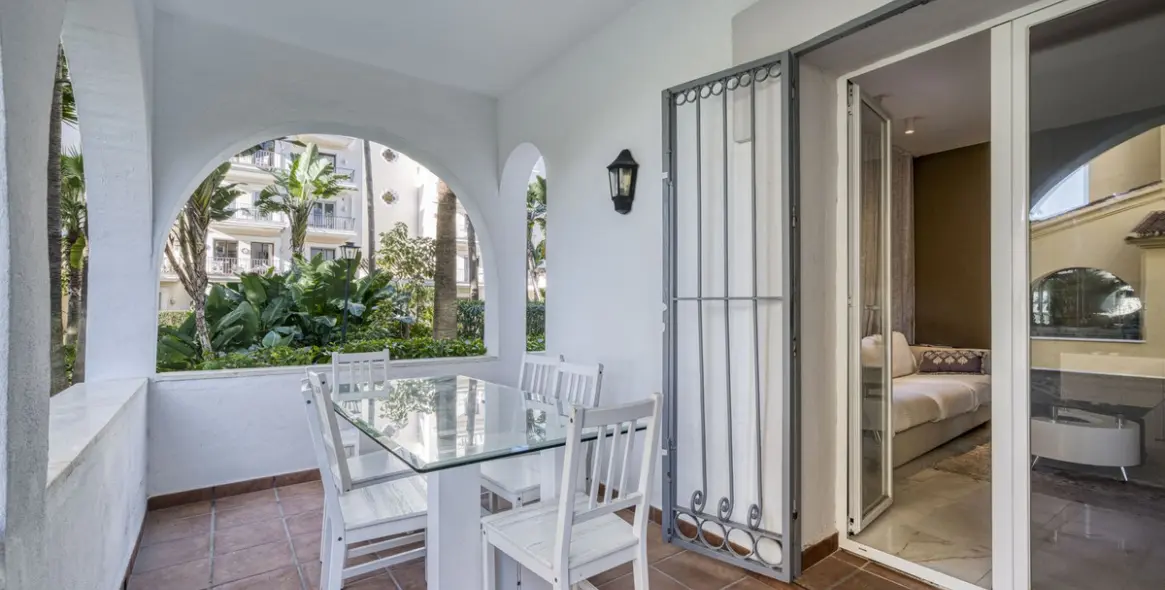 Venta de apartamento en planta baja en Puerto Banús 26