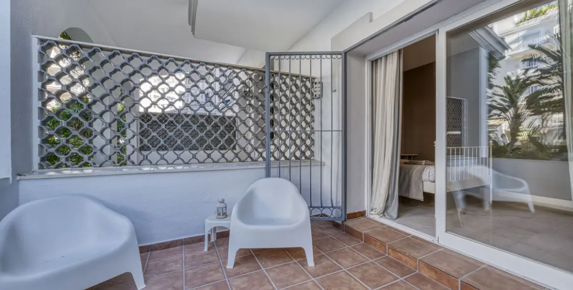 Venta de apartamento en planta baja en Puerto Banús 28