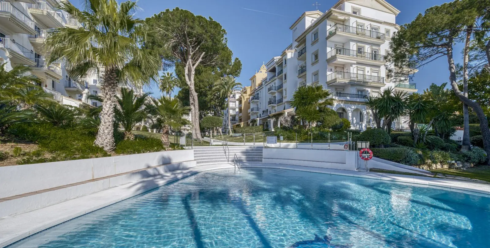 Sale of ground floor apartment in Puerto Banús 1