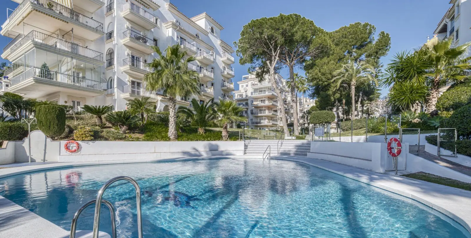 Sale of ground floor apartment in Puerto Banús 2