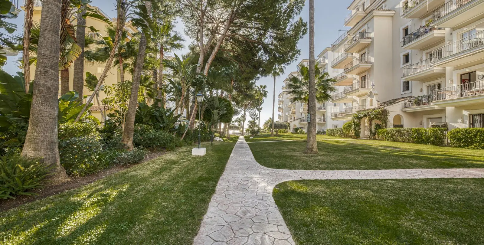 Sale of ground floor apartment in Puerto Banús 3