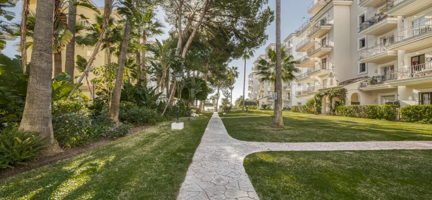 Sale of ground floor apartment in Puerto Banús 2