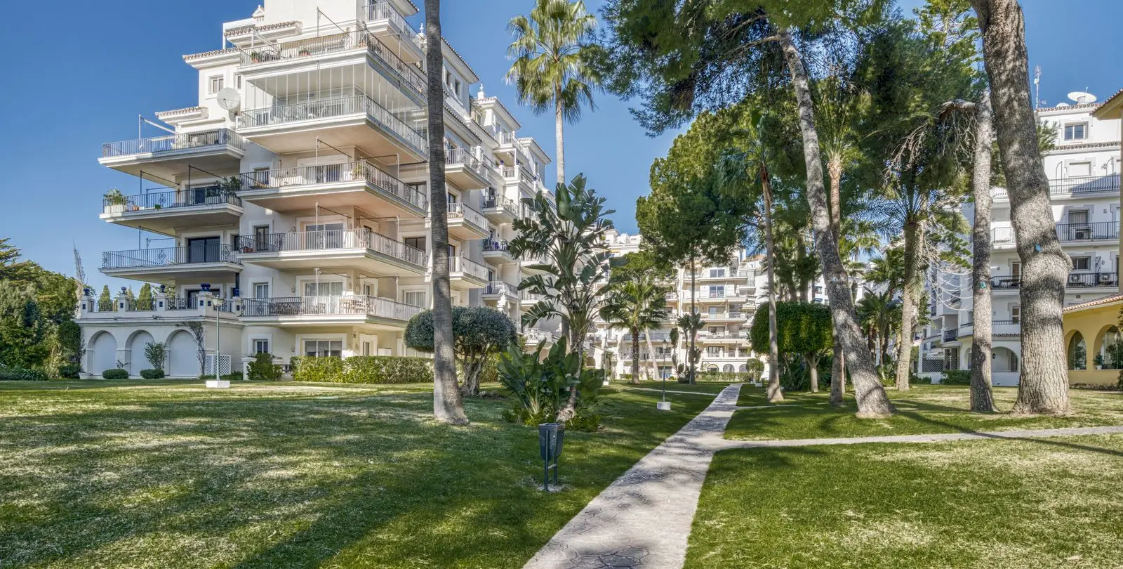 Sale of ground floor apartment in Puerto Banús 4