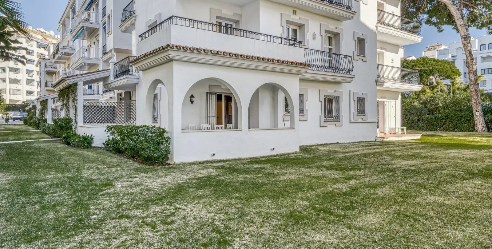 Sale of ground floor apartment in Puerto Banús 5