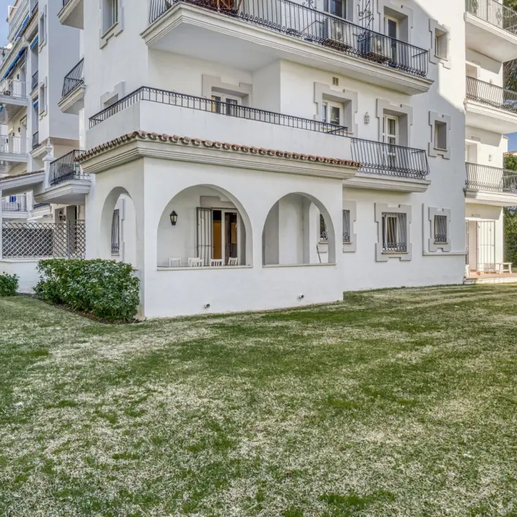 Sale of ground floor apartment in Puerto Banús