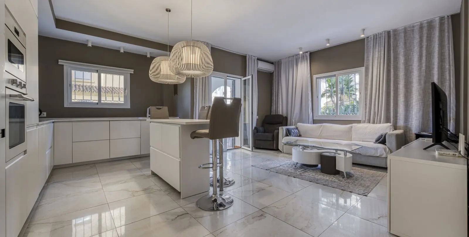 Sale of ground floor apartment in Puerto Banús 10