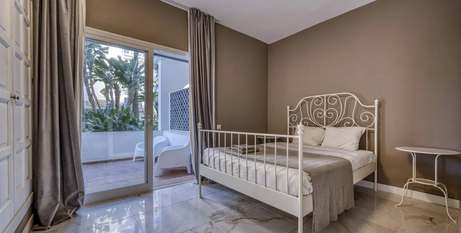 Sale of ground floor apartment in Puerto Banús 15