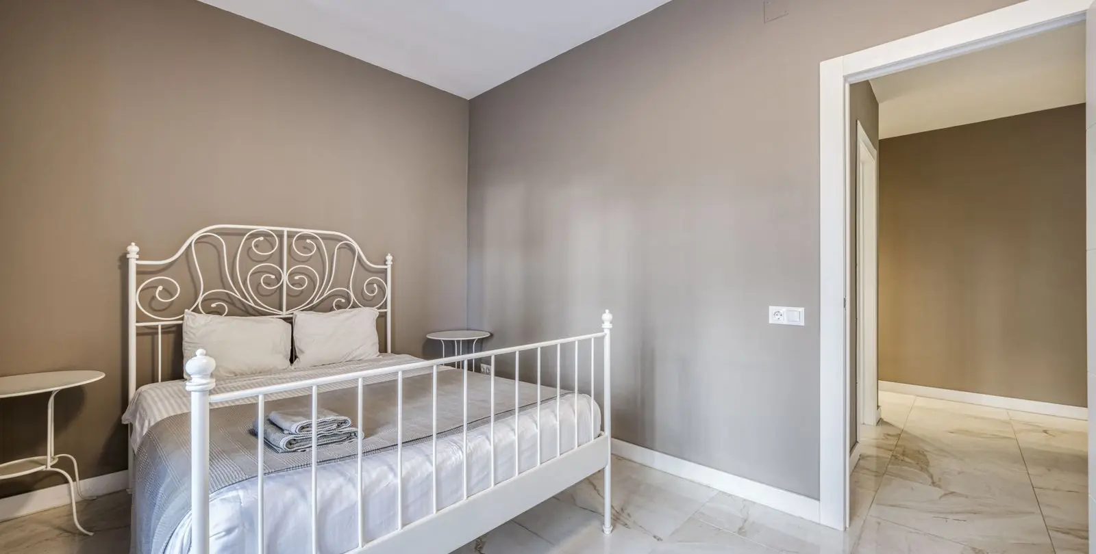 Sale of ground floor apartment in Puerto Banús 16