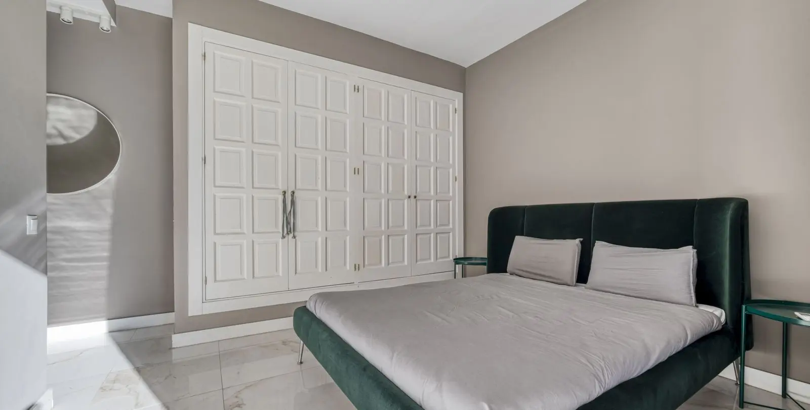 Sale of ground floor apartment in Puerto Banús 19