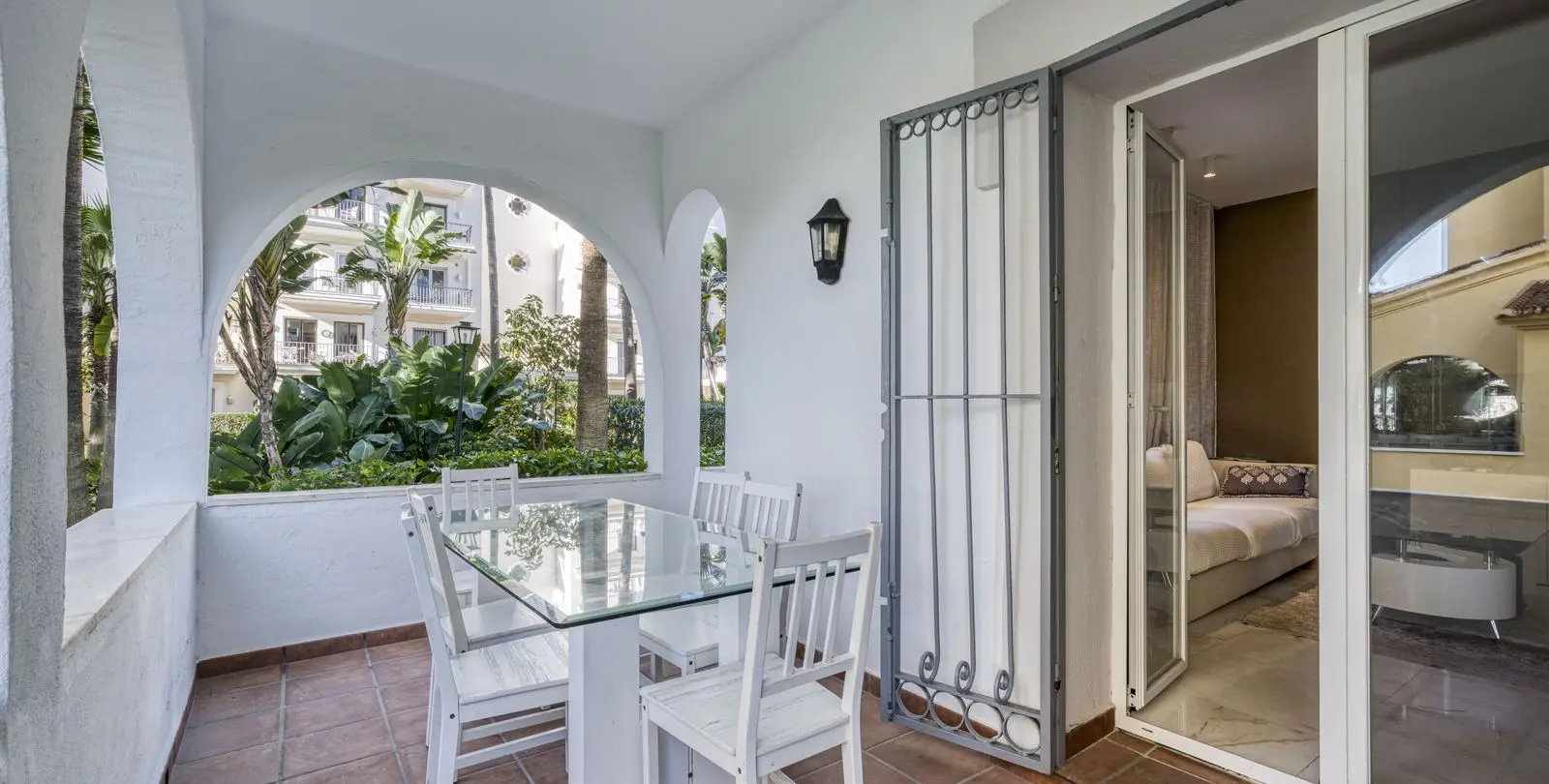 Sale of ground floor apartment in Puerto Banús 26