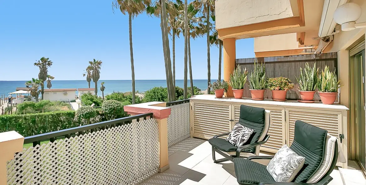 Venta de apartamento en planta media en Elviria Playa 1