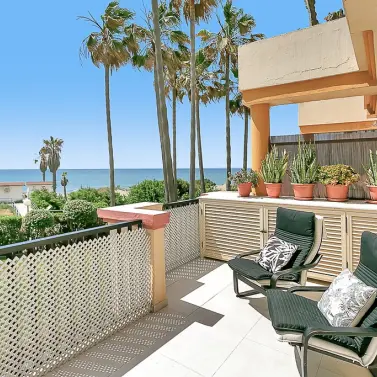 Venta de apartamento en planta media en Elviria Playa