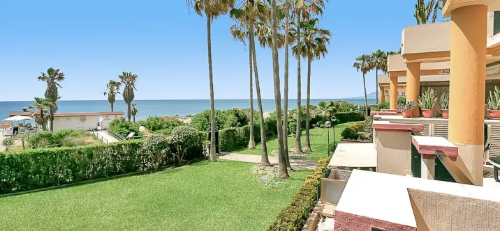 Venta de apartamento en planta media en Elviria Playa 1
