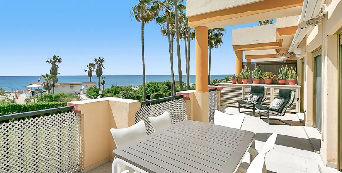 Venta de apartamento en planta media en Elviria Playa 3