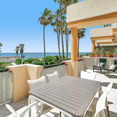Venta de apartamento en planta media en Elviria Playa