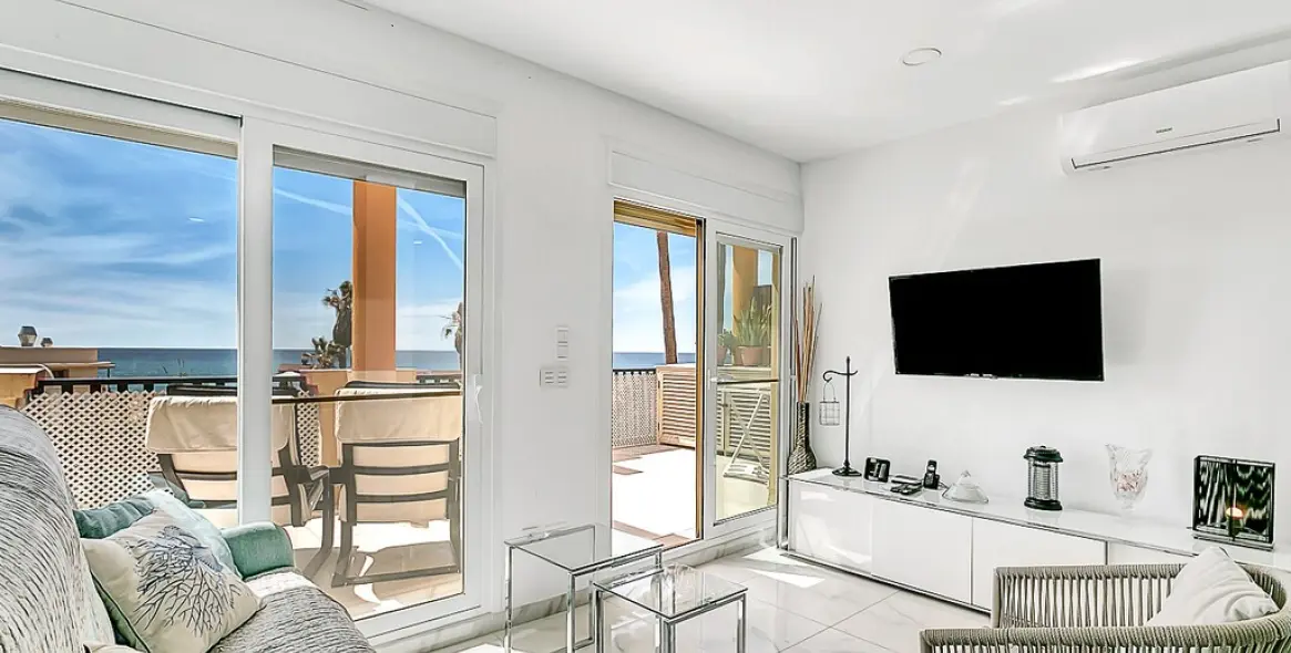 Venta de apartamento en planta media en Elviria Playa 4