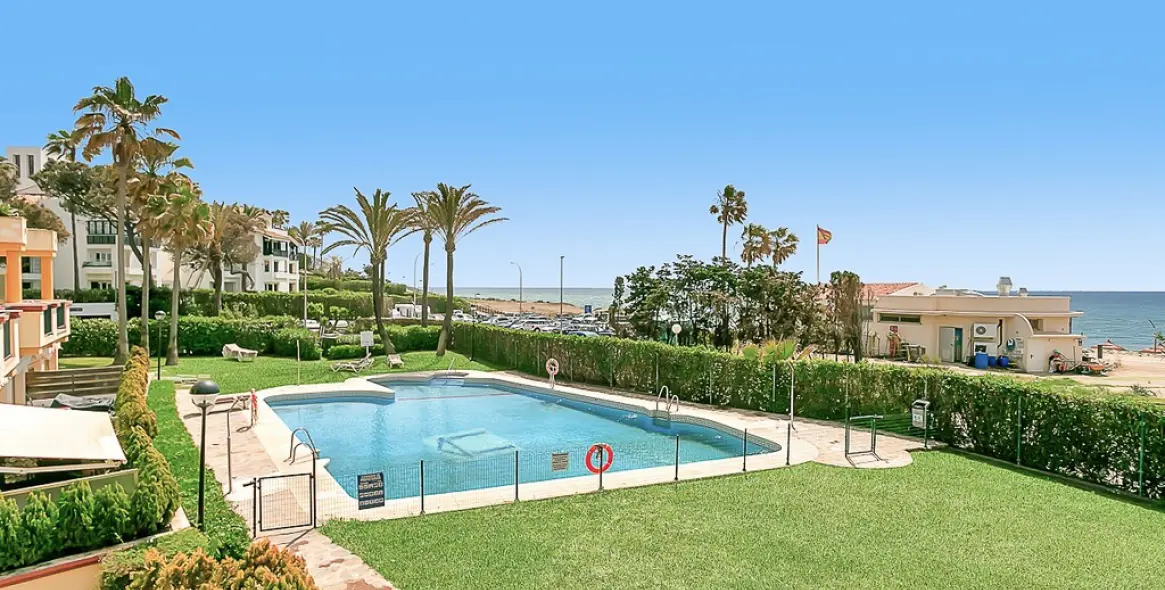 Venta de apartamento en planta media en Elviria Playa 5